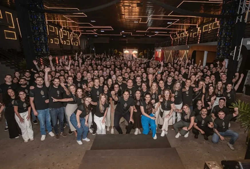 Equipe de empresa reunida em evento corporativo na Luna Live